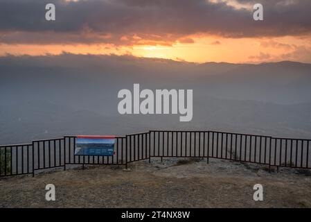 Alba dal punto panoramico Salt de la Minyona sulla valle di Sau e sulle Guilleries (Osona, Barcellona, Catalogna, Spagna) Foto Stock