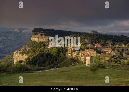 Sunrise with clouds in Tavertet and the cliffs of Tavertet, in Collsacabra (Osona, Barcelona, Catalonia, Spain) ESP: Amanecer con nubes en Tavertet Stock Photo