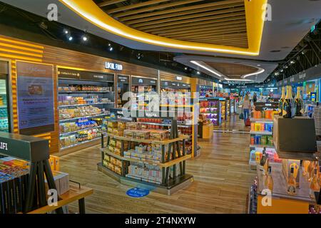 Area duty free presso l'aeroporto di Diagoras (noto anche come aeroporto di Rodi) sull'isola greca di Rodi, Grecia. Foto Stock