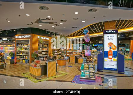 Area duty free presso l'aeroporto di Diagoras (noto anche come aeroporto di Rodi) sull'isola greca di Rodi, Grecia. Foto Stock