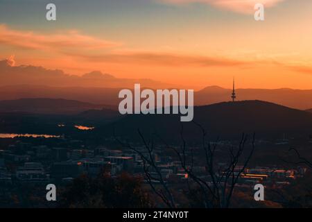 Canberra Civic al tramonto, vista dal Monte Ainslie, paesaggio cittadino al tramonto con la Torre Telstra in lontananza Foto Stock