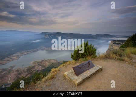 Vista dal punto panoramico di Castell (castello) sulle scogliere di Tavertet, verso il serbatoio Sau quasi vuoto a causa della siccità del 2023. Osona Barcelona Spagna Foto Stock