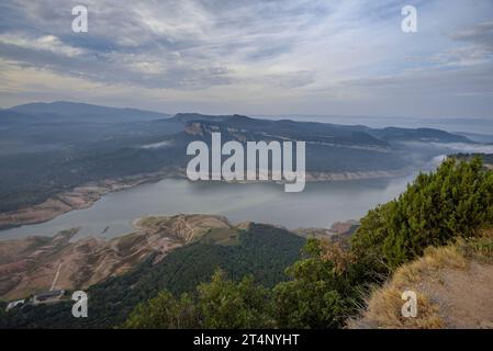 Vista dal punto panoramico di Castell (castello) sulle scogliere di Tavertet, verso il serbatoio Sau quasi vuoto a causa della siccità del 2023. Osona Barcelona Spagna Foto Stock