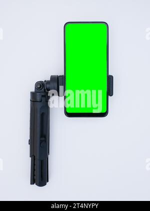 smartphone con schermo verde su cavalletto portatile Foto Stock