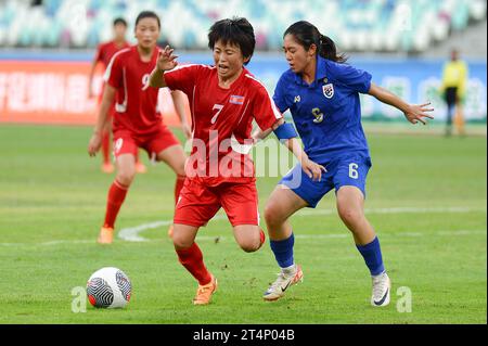 Xiamen, Cina. Novembre 2023. TORNEO DI QUALIFICAZIONE OLIMPICA FEMMINILE AFC 2024 (qualificazioni asiatiche turno 2) - THAILANDIA vs DPR COREA allo Xiamen Egret Stadium. Crediti: Meng Gao/Alamy Live News Foto Stock