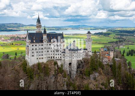 Castello di Neuschwanstein ai piedi delle Alpi nel sud della Germania Foto Stock