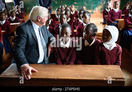 Songea, Tanzania. 1 novembre 2023. Il presidente tedesco Frank-Walter Steinmeier siede accanto alle studentesse in una classe alla Maji-Maji Primary School di Songea. Ha concluso il suo viaggio in Tanzania qui mercoledì. Crediti: Bernd von Jutrczenka/dpa/Alamy Live News Foto Stock