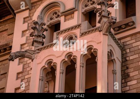 Facciata della casa Comella, in stile modernista, a Vic (Osona, Barcellona, Catalogna, Spagna) ESP: Fachada de la casa Comella, de estilo modernista, Vic Foto Stock