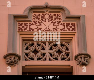 Facciata della casa Comella, in stile modernista, a Vic (Osona, Barcellona, Catalogna, Spagna) ESP: Fachada de la casa Comella, de estilo modernista, Vic Foto Stock