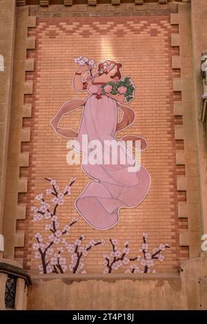 Facciata della casa Comella, in stile modernista, a Vic (Osona, Barcellona, Catalogna, Spagna) ESP: Fachada de la casa Comella, de estilo modernista, Vic Foto Stock