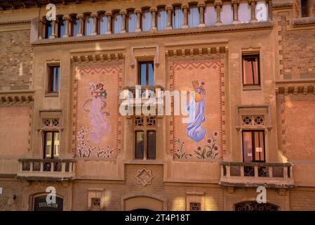 Facciata della casa Comella, in stile modernista, a Vic (Osona, Barcellona, Catalogna, Spagna) ESP: Fachada de la casa Comella, de estilo modernista, Vic Foto Stock