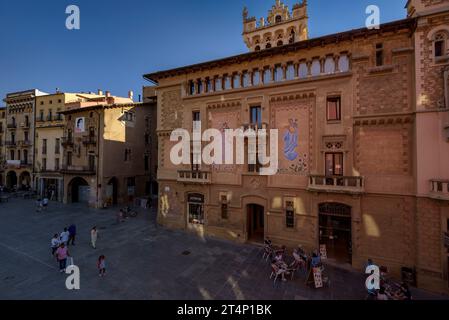 Facciata della casa Comella, in stile modernista, a Vic (Osona, Barcellona, Catalogna, Spagna) ESP: Fachada de la casa Comella, de estilo modernista, Vic Foto Stock