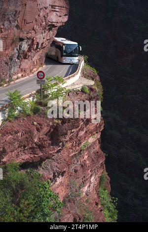 VISTA AEREA da un montante di 6 metri. Pullman turistico su una strada stretta all'interno di un profondo canyon. Gorges du Cians, entroterra della Costa Azzurra, Francia. Foto Stock