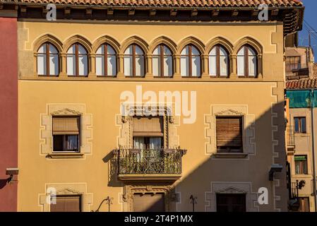 Facciate di edifici nella piazza maggiore o Mercadal de Vic (Osona, Barcellona, Catalogna, Spagna) ESP: Fachadas de edificios, plaza Mayor de Vic Foto Stock