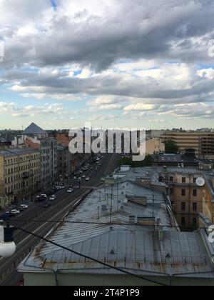 St Pietroburgo, RUSSIA - 10 GIUGNO 2021: Vista della Nevsky Prospekt dal tetto dell'edificio, il centro di St Pietroburgo, Russia Foto Stock