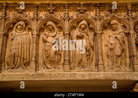 Tomba gotica di Bernat Despujol, situata nell'ambulatorio della cattedrale di Vic (Osona, Barcellona, Catalogna, Spagna) ESP: Sepulcro Gótico en Vic Foto Stock