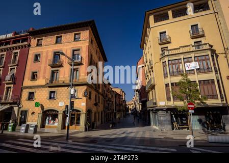 Via Manlleu a Vic, una delle vie dello shopping nel centro storico della città (Osona, Barcellona, Catalogna, Spagna) ESP: Calle Manlleu en Vic Foto Stock