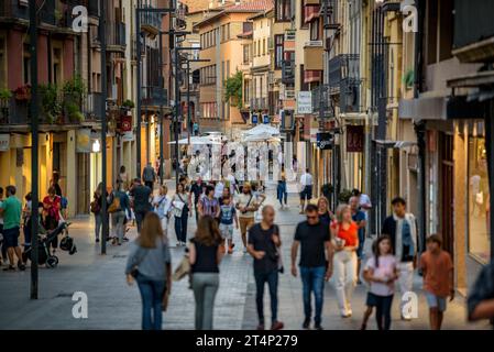 Via Manlleu a Vic, una delle vie dello shopping nel centro storico della città (Osona, Barcellona, Catalogna, Spagna) ESP: Calle Manlleu en Vic Foto Stock