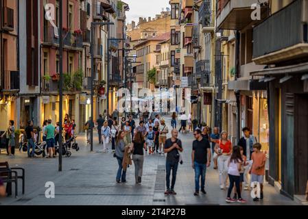 Via Manlleu a Vic, una delle vie dello shopping nel centro storico della città (Osona, Barcellona, Catalogna, Spagna) ESP: Calle Manlleu en Vic Foto Stock