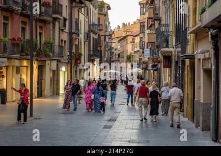 Via Manlleu a Vic, una delle vie dello shopping nel centro storico della città (Osona, Barcellona, Catalogna, Spagna) ESP: Calle Manlleu en Vic Foto Stock