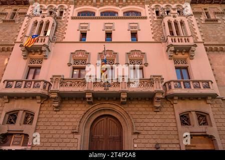 Facciata della casa Comella, in stile modernista, a Vic (Osona, Barcellona, Catalogna, Spagna) ESP: Fachada de la casa Comella, de estilo modernista, Vic Foto Stock