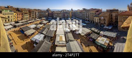 Piazza maggiore o Mercadal de Vic in un giorno di mercato, sabato mattina (Osona, Barcellona, Catalogna, Spagna) ESP Plaza Mayor o Mercadal de Vic, España Foto Stock