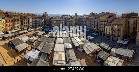 Piazza maggiore o Mercadal de Vic in un giorno di mercato, sabato mattina (Osona, Barcellona, Catalogna, Spagna) ESP Plaza Mayor o Mercadal de Vic, España Foto Stock