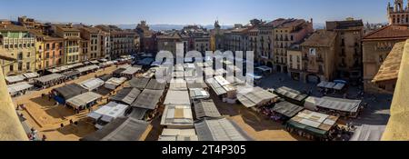 Piazza maggiore o Mercadal de Vic in un giorno di mercato, sabato mattina (Osona, Barcellona, Catalogna, Spagna) ESP Plaza Mayor o Mercadal de Vic, España Foto Stock