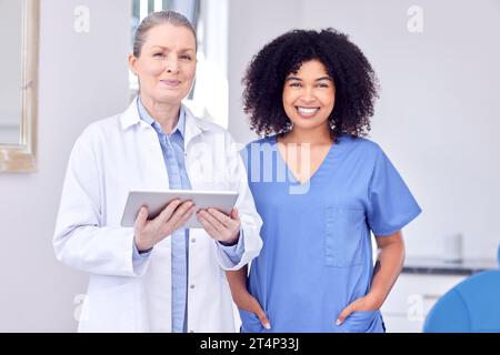 Creare bellissimi sorrisi è la cosa migliore. due dentiste nel loro ufficio. Foto Stock