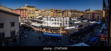 Piazza maggiore o Mercadal de Vic in un giorno di mercato, sabato mattina (Osona, Barcellona, Catalogna, Spagna) ESP Plaza Mayor o Mercadal de Vic, España Foto Stock