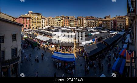 Piazza maggiore o Mercadal de Vic in un giorno di mercato, sabato mattina (Osona, Barcellona, Catalogna, Spagna) ESP Plaza Mayor o Mercadal de Vic, España Foto Stock