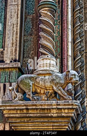 Statua del lupo che succhia Romolo e Remo Santa Maria del Fiore Foto Stock