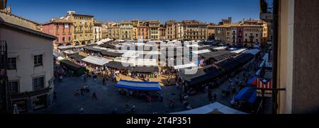 Piazza maggiore o Mercadal de Vic in un giorno di mercato, sabato mattina (Osona, Barcellona, Catalogna, Spagna) ESP Plaza Mayor o Mercadal de Vic, España Foto Stock