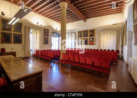 Sala de la columna, all'interno dell'edificio del municipio di Vic (Osona, Barcellona, Catalogna, Spagna), ESP: Sala de la columna. Ayuntamiento de Vic Foto Stock