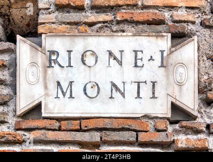 Targa di marmo "Rione Monti" su un muro, Roma, Italia Foto Stock