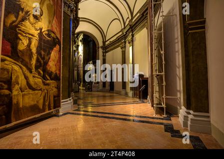 Ambulatorio della Cattedrale VIC con dipinti originali restaurati di Josep Maria Sert prima dell'incendio del 1936 (Vic, Barcellona, Catalogna, Spagna) Foto Stock