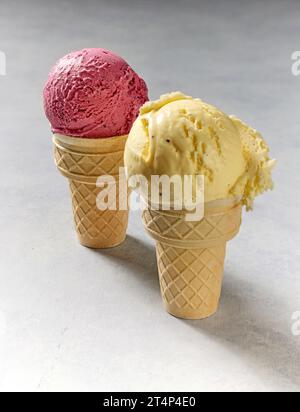 gelato alla vaniglia e ai frutti di bosco in coni di waffle Foto Stock