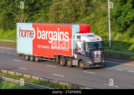 Offerte casalinghe. GBA LOGISTICS Ltd Volvo FH Truck, trasporto ad alta sicurezza, con controllo del tempo, a temperatura critica; viaggia sull'autostrada M6 a Greater Manchester, Regno Unito Foto Stock