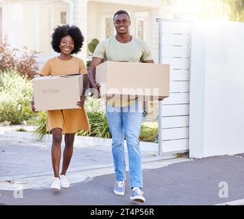 E' un giorno commovente. una giovane coppia che si trasferisce nella loro nuova casa. Foto Stock
