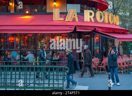 Café de la rotonde a novembre a Parigi. E' una leggendaria brasserie e ristorante a Montparnasse, fondata nel 1911 Foto Stock