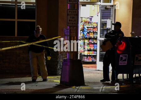 Teaneck, Stati Uniti. 31 ottobre 2023. Gli investigatori fotografano la scena e raccolgono prove che il bambino sia stato pugnalato a Teaneck. Notte di Halloween, un bambino è stato pugnalato nell'area di American Legion Drive e Cedar Lane a Teaneck, New Jersey. La polizia ha risposto alla scena e gli investigatori hanno scattato delle foto dell'incidente. Nessuna informazione era immediatamente disponibile dalla polizia. Credito: SOPA Images Limited/Alamy Live News Foto Stock