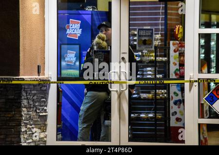 Teaneck, Stati Uniti. 31 ottobre 2023. Gli investigatori fotografano la scena e raccolgono prove. Il bambino è stato pugnalato a Teaneck. Notte di Halloween, un bambino è stato pugnalato nell'area di American Legion Drive e Cedar Lane a Teaneck, New Jersey. La polizia ha risposto alla scena e gli investigatori hanno scattato delle foto dell'incidente. Nessuna informazione era immediatamente disponibile dalla polizia. Credito: SOPA Images Limited/Alamy Live News Foto Stock