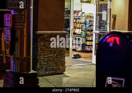 Teaneck, Stati Uniti. 31 ottobre 2023. La polizia converge sulla scena in cui un bambino è stato pugnalato. Il bambino è stato pugnalato a Teaneck. Notte di Halloween, un bambino è stato pugnalato nell'area di American Legion Drive e Cedar Lane a Teaneck, New Jersey. La polizia ha risposto alla scena e gli investigatori hanno scattato delle foto dell'incidente. Nessuna informazione era immediatamente disponibile dalla polizia. Credito: SOPA Images Limited/Alamy Live News Foto Stock