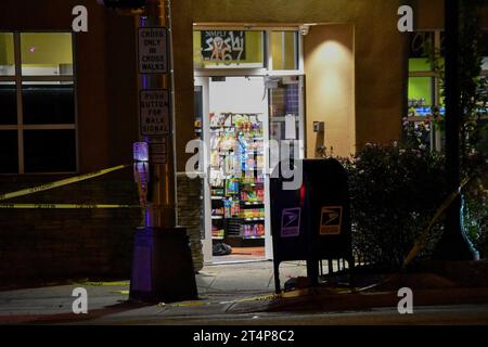 Teaneck, Stati Uniti. 31 ottobre 2023. La polizia converge sulla scena in cui un bambino è stato pugnalato. Il bambino è stato pugnalato a Teaneck. Notte di Halloween, un bambino è stato pugnalato nell'area di American Legion Drive e Cedar Lane a Teaneck, New Jersey. La polizia ha risposto alla scena e gli investigatori hanno scattato delle foto dell'incidente. Nessuna informazione era immediatamente disponibile dalla polizia. Credito: SOPA Images Limited/Alamy Live News Foto Stock