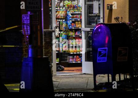 Teaneck, Stati Uniti. 31 ottobre 2023. Gli investigatori fotografano la scena e raccolgono prove. Il bambino è stato pugnalato a Teaneck. Notte di Halloween, un bambino è stato pugnalato nell'area di American Legion Drive e Cedar Lane a Teaneck, New Jersey. La polizia ha risposto alla scena e gli investigatori hanno scattato delle foto dell'incidente. Nessuna informazione era immediatamente disponibile dalla polizia. Credito: SOPA Images Limited/Alamy Live News Foto Stock