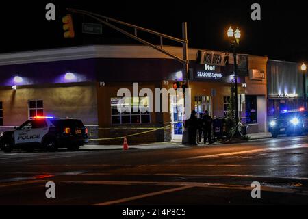 Teaneck, Stati Uniti. 31 ottobre 2023. La polizia converge sulla scena in cui un bambino è stato pugnalato. Il bambino è stato pugnalato a Teaneck. Notte di Halloween, un bambino è stato pugnalato nell'area di American Legion Drive e Cedar Lane a Teaneck, New Jersey. La polizia ha risposto alla scena e gli investigatori hanno scattato delle foto dell'incidente. Nessuna informazione era immediatamente disponibile dalla polizia. Credito: SOPA Images Limited/Alamy Live News Foto Stock