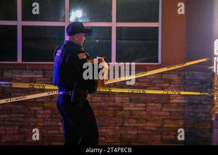 Teaneck, Stati Uniti. 31 ottobre 2023. Gli investigatori fotografano la scena e raccolgono prove. Il bambino è stato pugnalato a Teaneck. Notte di Halloween, un bambino è stato pugnalato nell'area di American Legion Drive e Cedar Lane a Teaneck, New Jersey. La polizia ha risposto alla scena e gli investigatori hanno scattato delle foto dell'incidente. Nessuna informazione era immediatamente disponibile dalla polizia. Credito: SOPA Images Limited/Alamy Live News Foto Stock