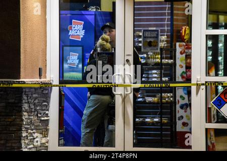 Teaneck, Stati Uniti. 31 ottobre 2023. Gli investigatori fotografano la scena e raccolgono prove. Il bambino è stato pugnalato a Teaneck. Notte di Halloween, un bambino è stato pugnalato nell'area di American Legion Drive e Cedar Lane a Teaneck, New Jersey. La polizia ha risposto alla scena e gli investigatori hanno scattato delle foto dell'incidente. Nessuna informazione era immediatamente disponibile dalla polizia. (Foto di Kyle Mazza/SOPA Images/Sipa USA) credito: SIPA USA/Alamy Live News Foto Stock