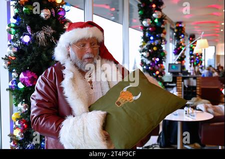 Edimburgo, Scozia, Regno Unito. 1 novembre 2023. Babbo Natale vola in città quest'anno per il Natale di Edimburgo e visita il balcone di Harvey Nichols per poi prendere residenza in St Andrew Square. Babbo Natale e gli stalloni natalizi locali riempiono le calze con regali disponibili al mercatino di Natale. Con oltre 70 bancarelle e attrazioni turistiche, le celebrazioni natalizie di Edimburgo si svolgeranno da venerdì 17 novembre a sabato 6 gennaio 2024. Crediti: Craig Brown/Alamy Live News Foto Stock