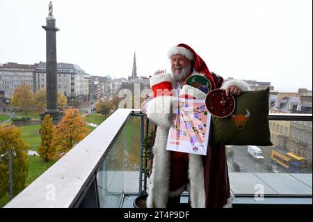 Edimburgo, Scozia, Regno Unito. 1 novembre 2023. Babbo Natale vola in città quest'anno per il Natale di Edimburgo e visita il balcone di Harvey Nichols per poi prendere residenza in St Andrew Square. Babbo Natale e gli stalloni natalizi locali riempiono le calze con regali disponibili al mercatino di Natale. Con oltre 70 bancarelle e attrazioni turistiche, le celebrazioni natalizie di Edimburgo si svolgeranno da venerdì 17 novembre a sabato 6 gennaio 2024. Crediti: Craig Brown/Alamy Live News Foto Stock